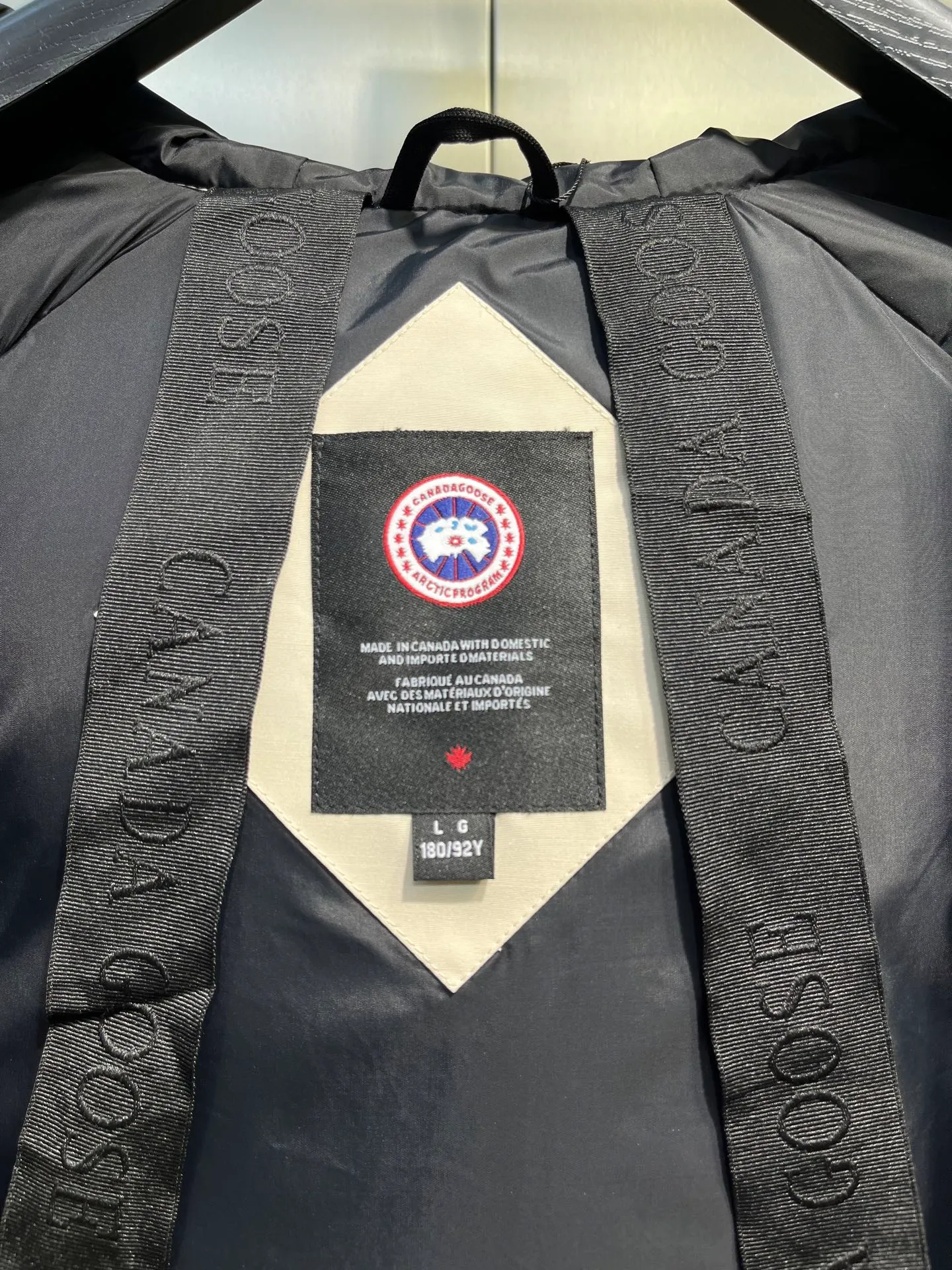 P780 high-end version (new version of Big Goose 01) Canada Goose Canada Goose #Chilliwack 7999M bomber jacket short down jacket/01 model #Men and Women Same Style# ➖ Genuine synchronous anti-counterfeiting chip sensor! ➖ Imported 21S polyester-cotton blended original fabric [last year’s 16S/18S hard fabrics have been completely eliminated, this year all use 21S genuine synchronous fabrics, the soft mid-strap feels delicate and textured], genuine synchronous Feather-Light 10D waterproof coating fabric, made of 84.5 polyester fiber and 15.5 cotton, 100% the best feel in the entire network! ➖ The genuine official website is synchronized with the national standard 80 white duck down, you can check the official website customer service, there will never be a series of misleading claims such as 90 down or goose down! ➖ Using the best nylon lining with double double-layer sealing design, velvet-proof No. 7 needle + grid-filled down ready-made garments, there is 100% no so-called velvet running! ➖ The cuffs are designed with thickened seamless threads, and the collar and pockets are lined with top-quality polar fleece to keep you warm and comfortable! ➖ Yoshida YKK provides original custom-made electroplated sliders. YKK two-way lockable zippers are tight and smooth and will not peel off paint! ➖ 3M composite guarantees that the Velcro is the same as the original, durable, and all accessories and hardware are custom-made! ➖ Imported BEHRINGER embroidery machine to customize the 10,000-needle embroidery logo, 98% of which can be reproduced to restore the original logo. You can check and compare on the official website! ➖ The fur collars are all made of large pieces of Western Canadian blue wolf hide, ensuring that each fur collar is 13-15cm wide!   Size:XS-XXL